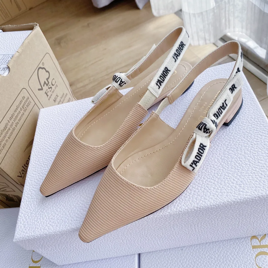 👟👟Ex-factory price 440👟👟 Developed one-to-one from the original version, 👠👠✨ ✨Dior’s popular sandals are new🔥 🔥 The same style as the most popular internet celebrities and celebrities of the year💁 💁. Imported fabric, lining and feet are made of calfskin lining🐑. Original molded heel, heel height 10Cm 6.5cm💘 Original molded metal outsole with five-pointed star LOGO mark✨. Original bow, 💅 Italian leather outsole. 👄💋 Full set of packaging (bags, cards, invoices, one-to-one wrapping paper) 34 40 41 customized